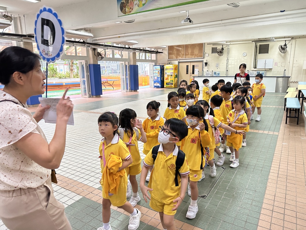 低班學生及家長到天主教小學進行「小學選校資訊日」活動