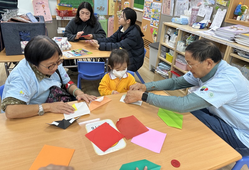 參與「 中小幼結伴同行計劃」之 探訪長者活動